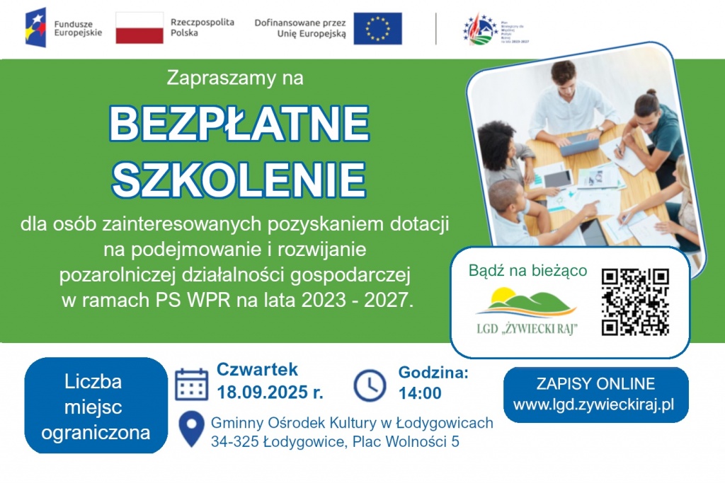 Opis alternatywny do grafiki: Plakat o zielono-niebieskiej kolorystyce promuje bezpłatne szkolenie dla osób zainteresowanych pozyskaniem dotacji na podejmowanie i rozwijanie pozarolniczej działalności gospodarczej w ramach PS WPR 2023–2027. W centralnej części plakatu duży napis: „Bezpłatne szkolenie”. Po lewej stronie umieszczono datę wydarzenia: czwartek, 18.09.2025 r., godzinę: 14:00 oraz miejsce: Gminny Ośrodek Kultury w Łodygowicach, Plac Wolności 5. W prawym górnym rogu znajduje się zdjęcie grupy osób pracujących przy stole. W dolnym rogu umieszczono niebieski przycisk z napisem „Zapisy online – www.lgd.zywieckiraj.pl” oraz kod QR. Całość uzupełniają logotypy funduszy unijnych i LGD „Żywiecki Raj”.
